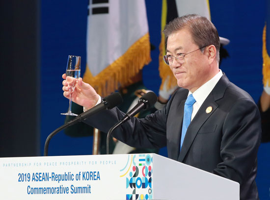 الرئيس-الكورى-الجنوبى-يرفع-كأسه-ليقدم-نخبا