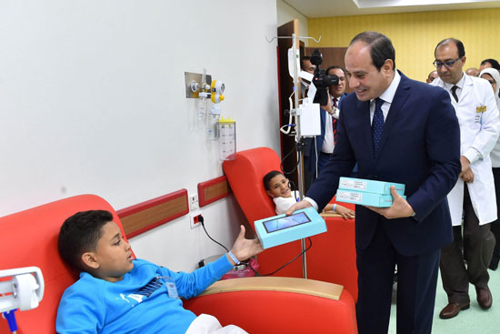 الرئيس السيسي يقدم هدايا للأطفال المرضى
