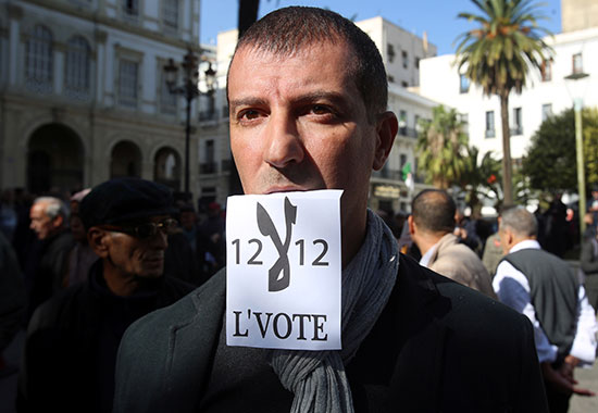 متظاهر يشارك في احتجاج يرفض انتخابات ديسمبر الرئاسية في الجزائر