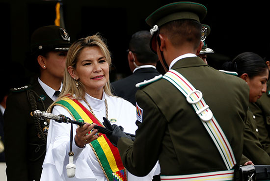ضابط يضع سيفيا بين يدى رئيسة بوليفيا المؤقتة