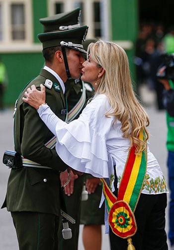 رئيسة بوليفيا المؤقتى تقبل أحد الضباط