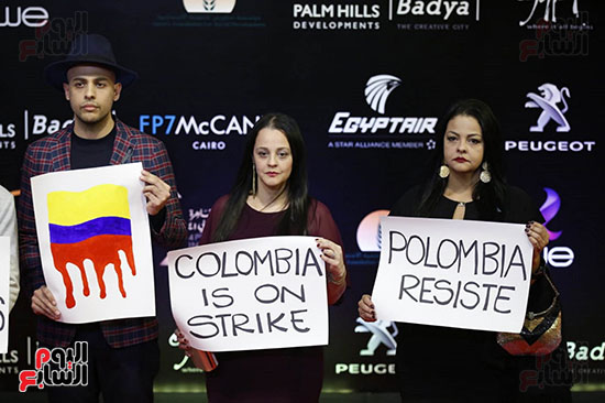 ابطال الفيلم يرفعون لافتات كولومبيا