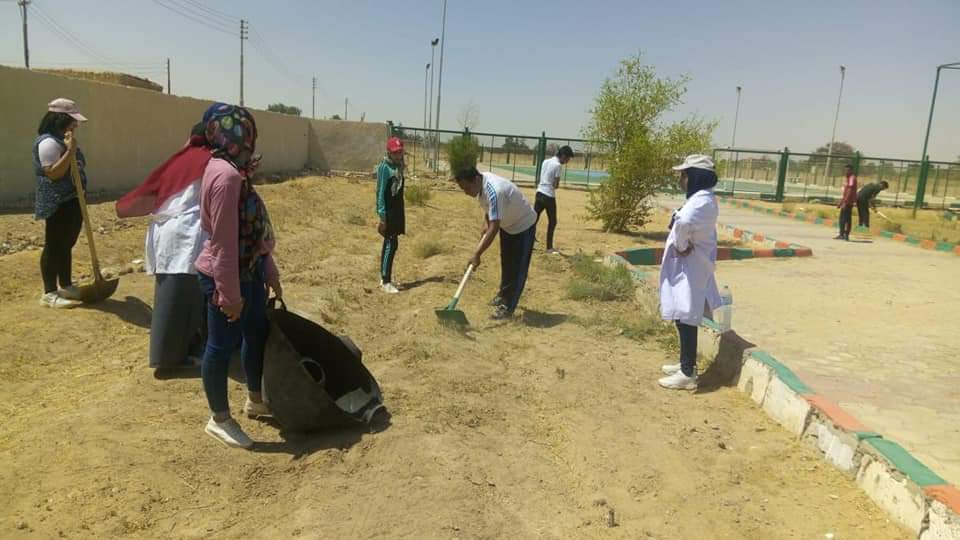 طلاب جامعة الوادي الجديد أثناء العمل طلاب جامعة الوادي الجديد أثناء العمل