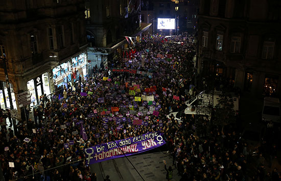 المئات يشاركون فى مسيرة تطالب بمواجهة العنف ضد النساء