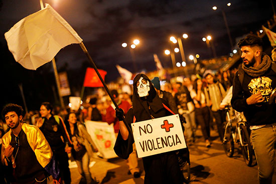أقنعة فانديتا فى مظاهرات كولومبيا