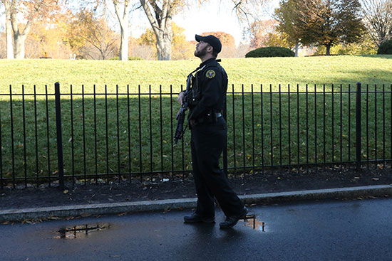يقوم عميل للخدمة السرية بمسح السماء فوق البيت الأبيض أثناء إغلاقه