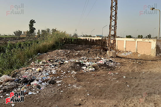 القمامة تحاصر مدرسة الثانوى الصناعى (1)