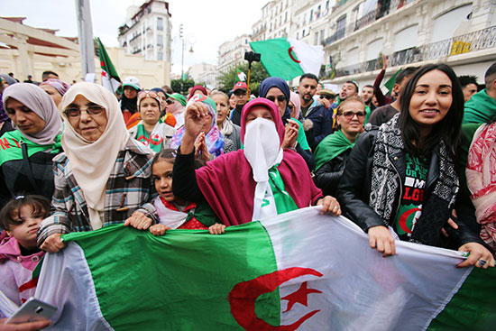 رجال ونساء يشاركون فى مظاهرات الجزائر ضد الانتخابات الرئاسية