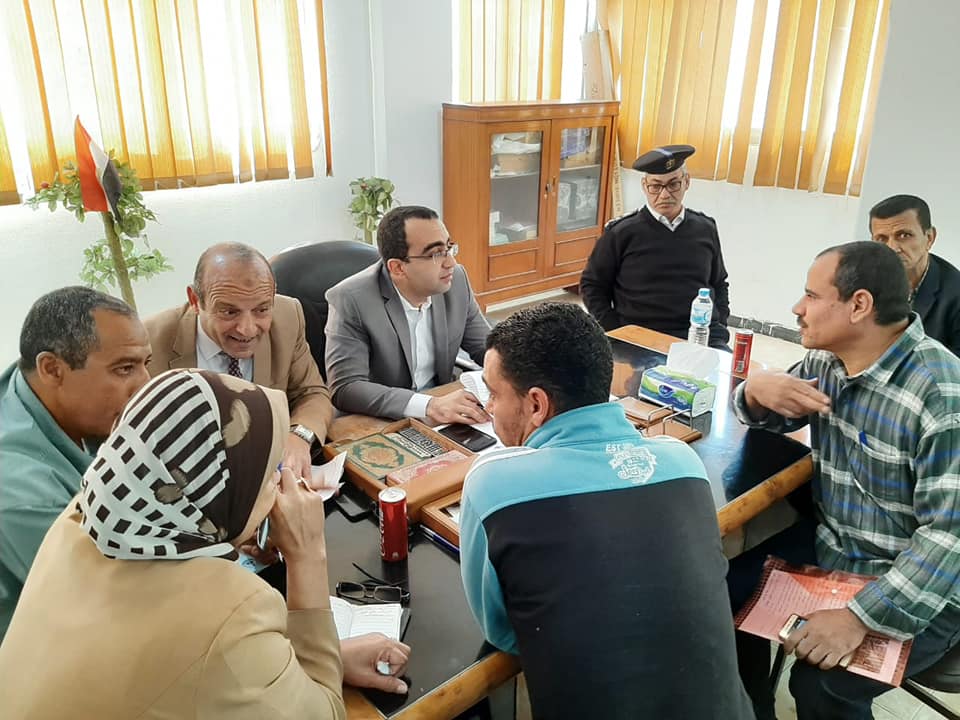 نائب محافظ الإسماعيلية يستمع لشكاوى أهالى أبوصوير (2)