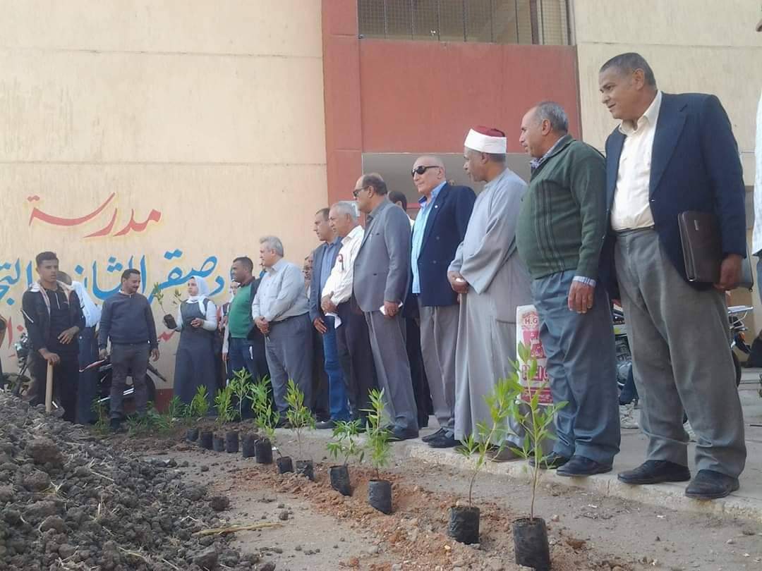زراعة 200 شجرة بمدرسة الثانوية التجارية بأولاد صقر (1)