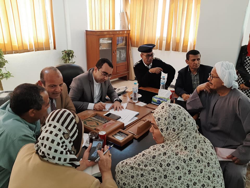 نائب محافظ الإسماعيلية يستمع لشكاوى أهالى أبوصوير (3)