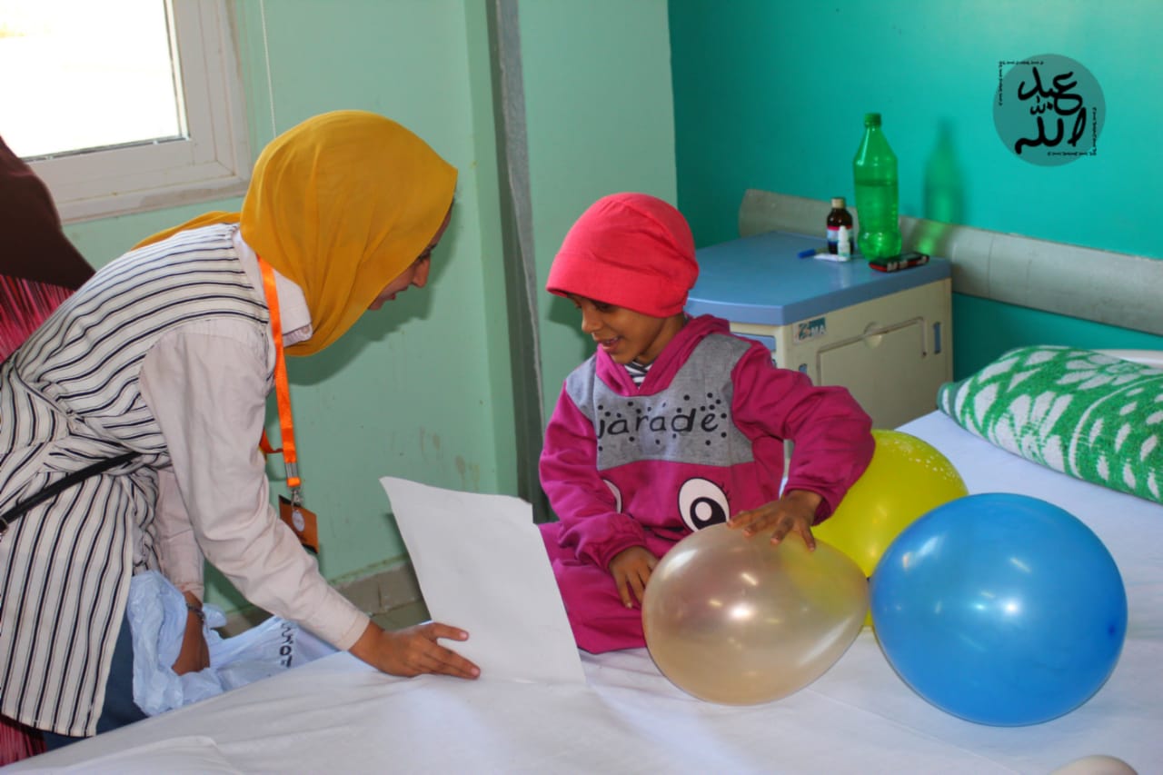 طب سوهاج تنظم يوماً ترفيهياً لأطفال معهد الأورام بالمحافظة (5)