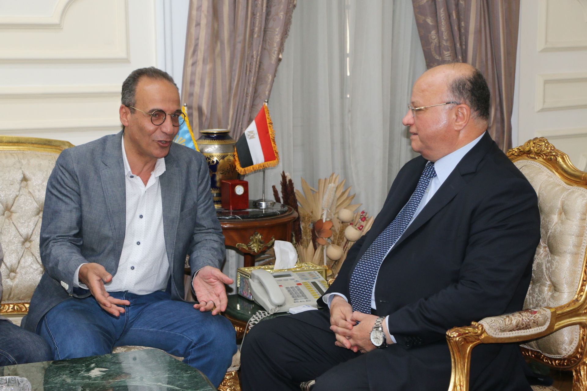 محافظ القاهرة يلتقى رئيس هيئة الكتاب المصرية  (2)