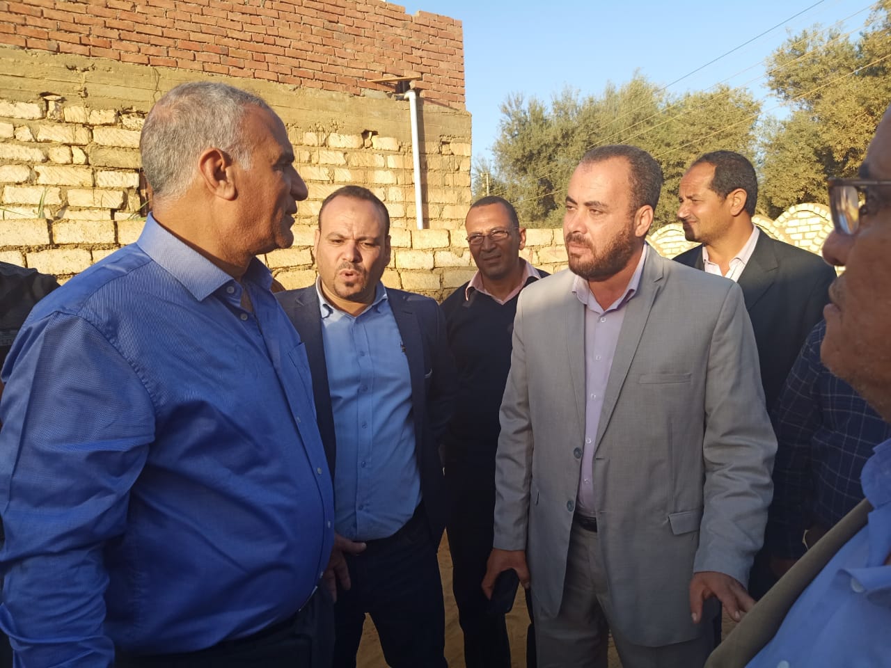 المهندس منصور بدوى خلال لقاءه بالمهندسين والعمال بمحطات مياه الواحات