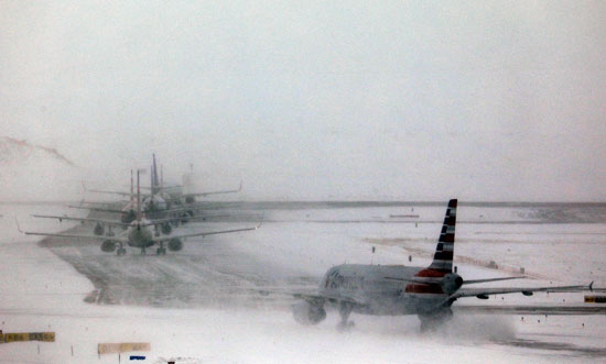 طائرات مغطاة بالثلوج