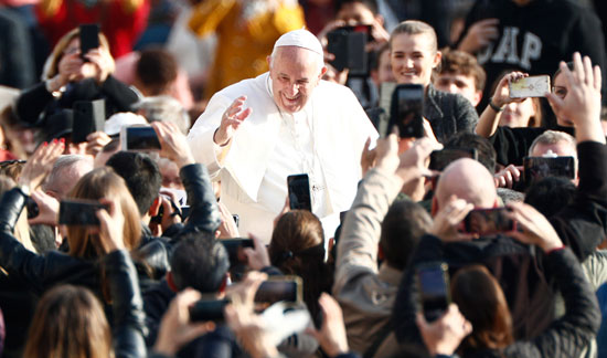 البابا-فرنسيس-وسط-حشود-من-رعايا-الكنيسة-الكاثوليكية