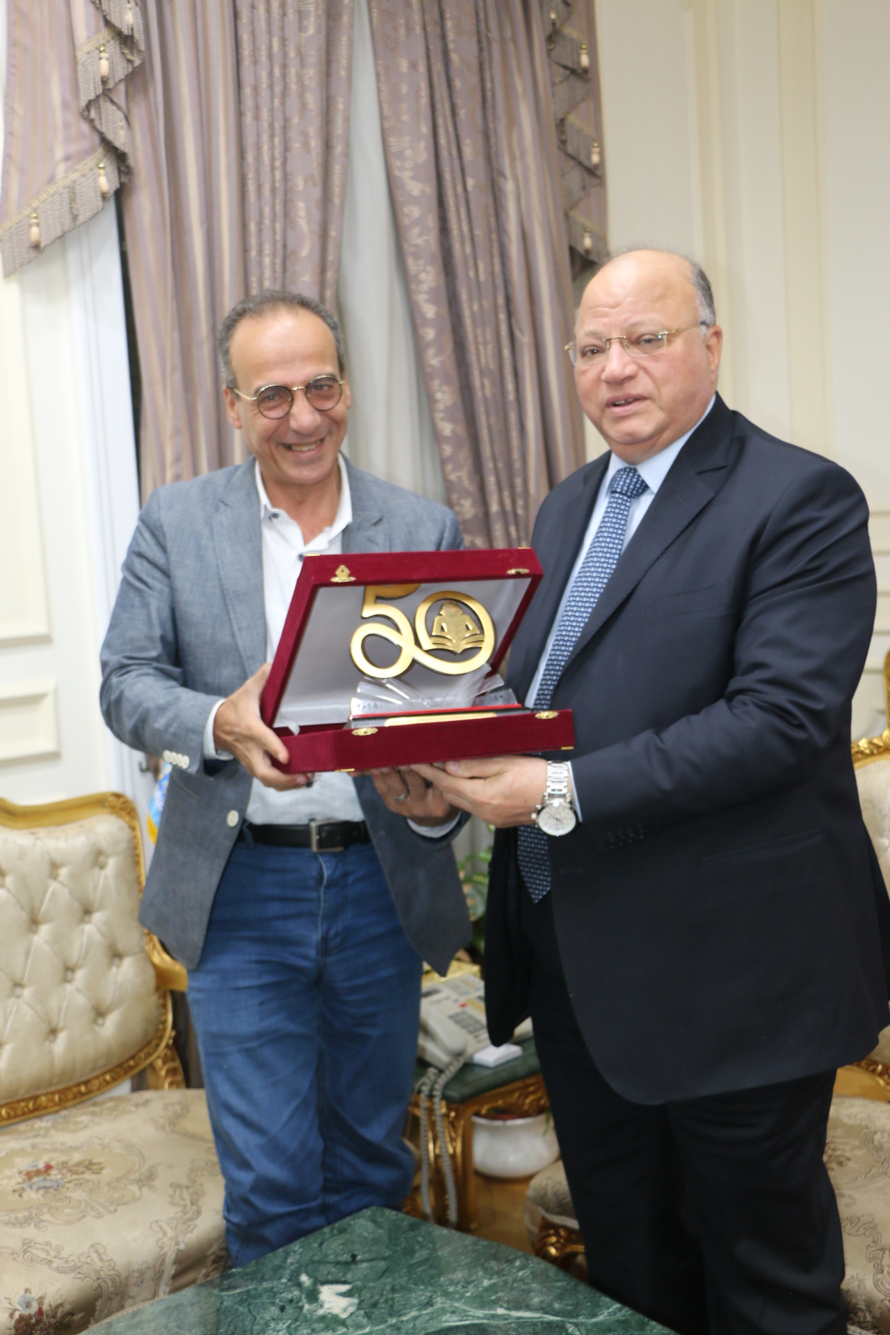 محافظ القاهرة يلتقى رئيس هيئة الكتاب المصرية  (1)