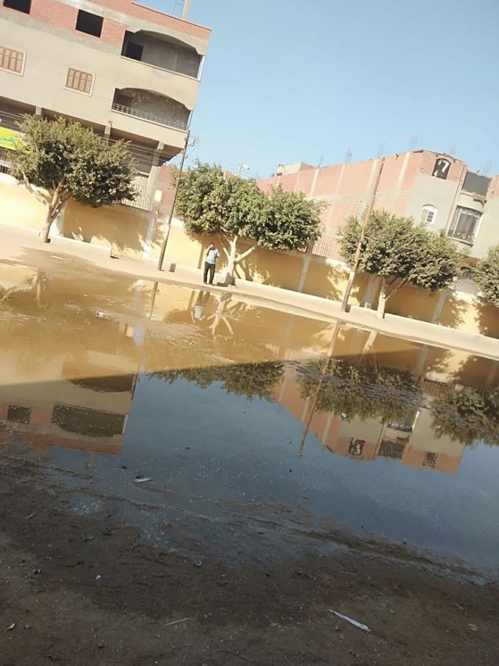  الصرف الصحي يغرق فناء مدرسة الناصر صلاح الدين (4)