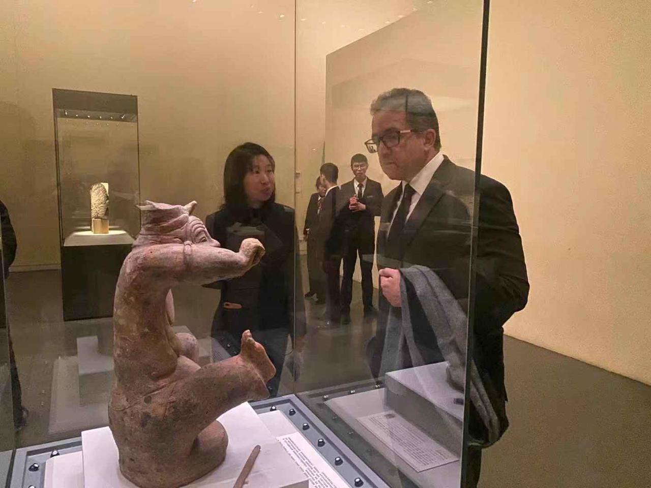 وزير الآثار بمتحف بكين (1)
