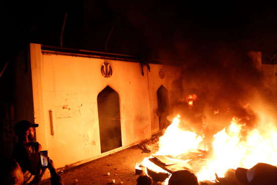 عراقيون-يحرقون-مقر-القنصلية-الإيرانية-في-النجف