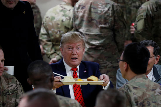 ترامب يتناول الطعام وسط جنوده