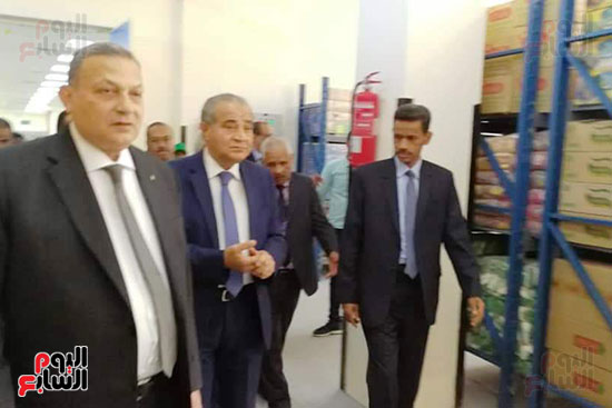 محافظ أسوان يرافق وزير التموين فى افتتاح مجمع استهلاكى رغم استبعاده من منصبه (5)