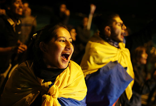 متظاهرون-يلفون-العلم-الكولومبى-على-اجسادهم