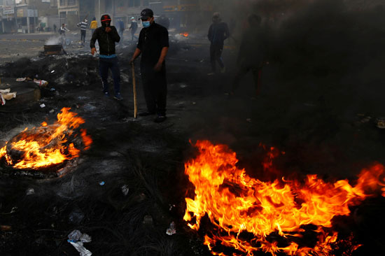 عراقيون-يشعلون-إطارات-السيارات-ويقطعون-الشوارع-في-الناصرية