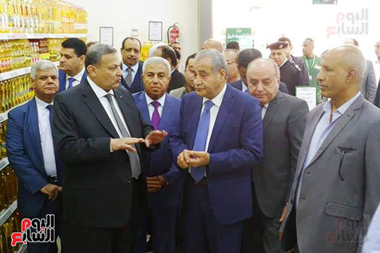 محافظ أسوان يرافق وزير التموين فى افتتاح مجمع استهلاكى رغم استبعاده من منصبه (4)