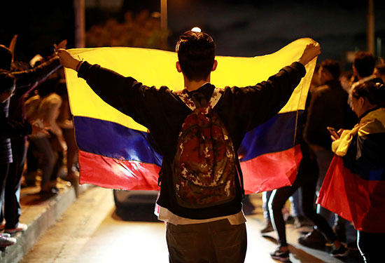 متظاهر-يرفع-علم-كولومبيا-خلال-الاحتجاجات