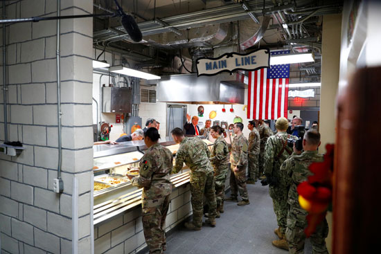 ترامب داخل مطعم احد المعسكرات بأفغانستان