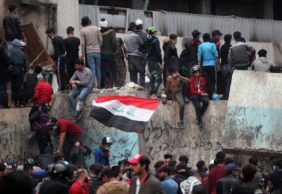 تجمع-للمتظاهرين-العراقيين-في-النجف-مبانى-حكومية-تم-حرقها