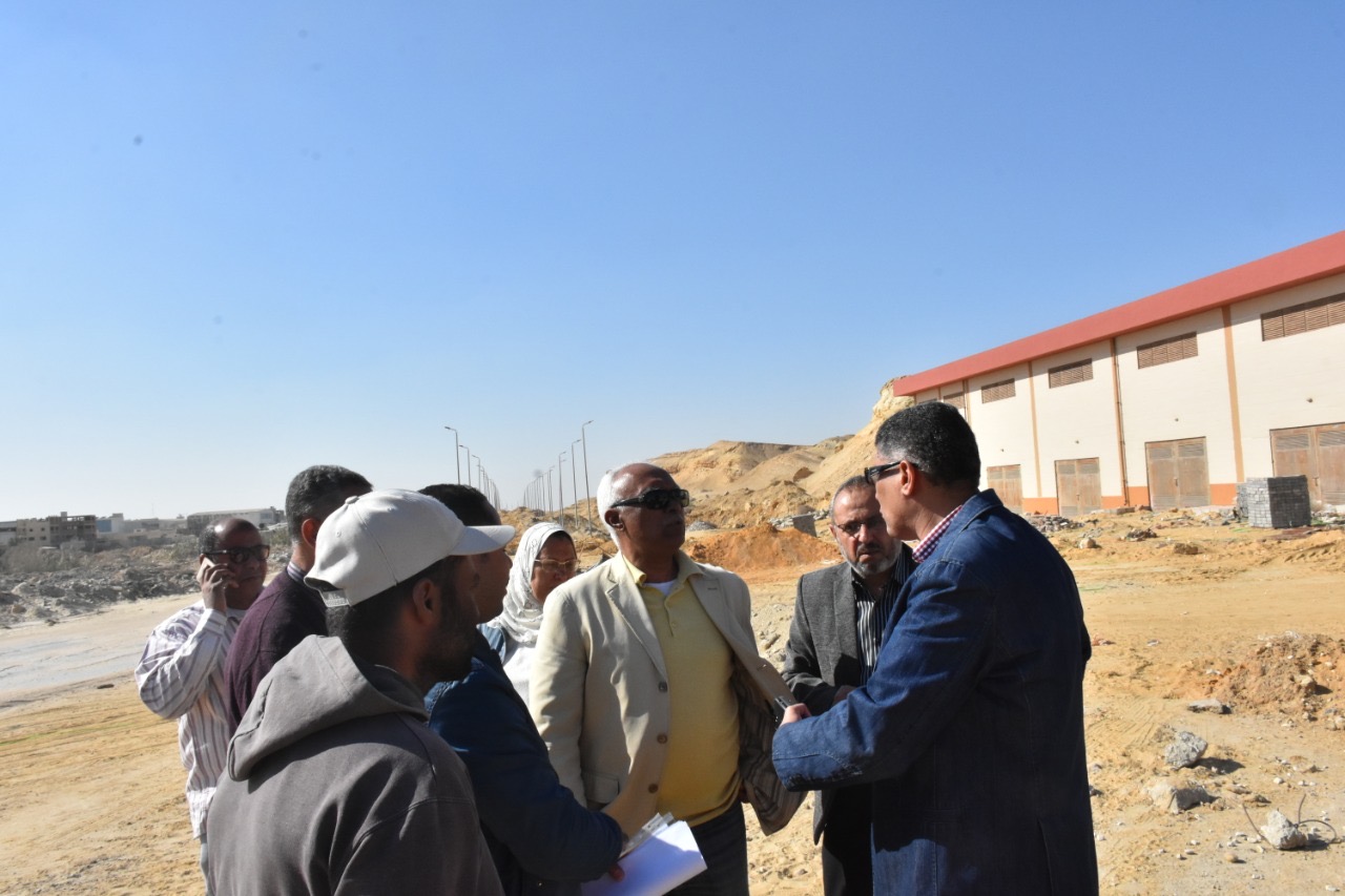 جمال طلعت مساعد نائب وزير الإسكان يتفقد مشروعات مدينة القاهرة الجديدة  (6)