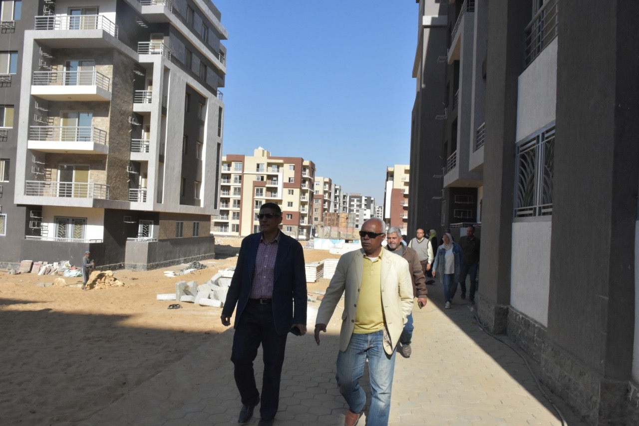 جمال طلعت مساعد نائب وزير الإسكان يتفقد مشروعات مدينة القاهرة الجديدة  (3)