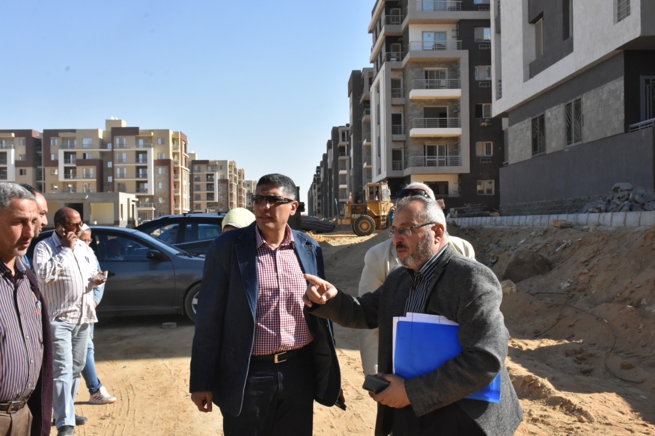 جمال طلعت مساعد نائب وزير الإسكان يتفقد مشروعات مدينة القاهرة الجديدة  (5)