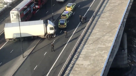 الشرطة تغلق جسر لندن