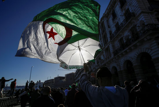 علم الجزائر خلال الاحتجاجات