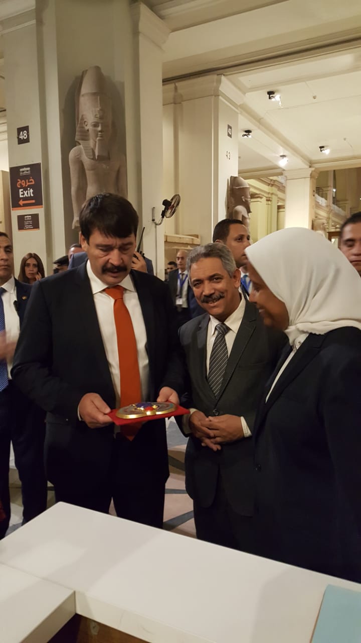 خلال زيارة الرئيس المجرى للمتحف المصرى (2)