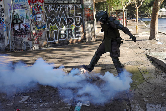 قوات الشرطة تستخدم قنابل الغاز لتفريق المتظاهرين