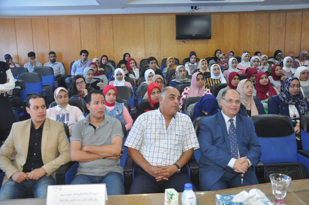 جانب من الحضور بالندوة بكلية الآداب بجامعة الإسكندرية (3)
