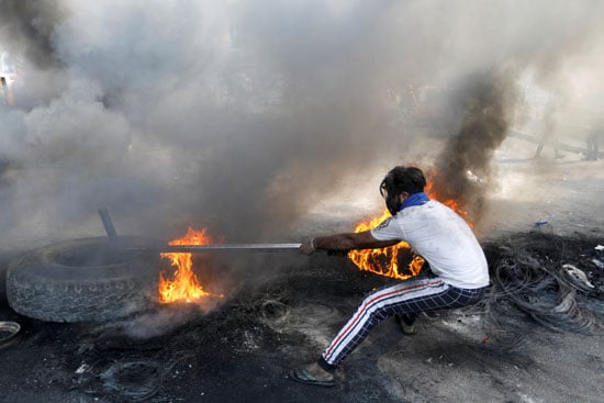 متظاهر-عراقى-يقطع-الطريق-بكاوتش-محترق-بوسط-بغداد