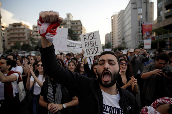 هتف المتظاهرون بشعارات في مسيرة نسوية خلال الاحتجاجات المستمرة المناهضة للحكومة في بيروت