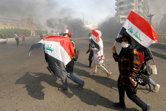 متظاهرات-يرفعن-أعلام-العراق-أثناء-التظاهر