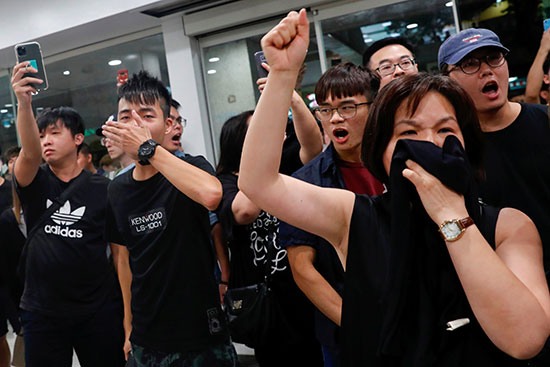 متظاهرون مناهضون للحكومة يصرخون خلال احتجاج في مركز تجاري في تاي بو بهونج كونج