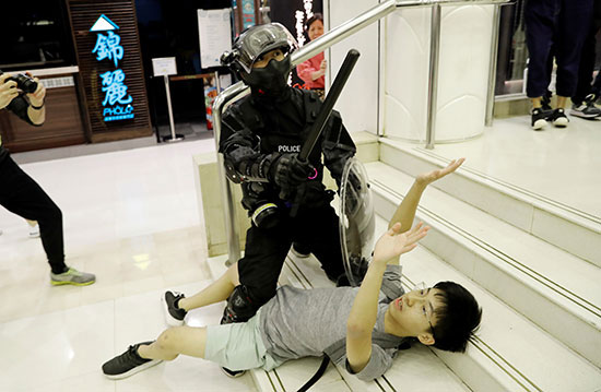 فرد-أمن-من-شرطة-هونج-كونج-يتعامل-مع-محتج-مناهض-للحكومة-فى-مركز-تجاري-في-تاي-بو