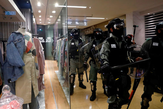 شرطة-مكافحة-الشغب-تسير-داخل-مركز-تجاري-خلال-مظاهرة-مناهضة-للحكومة-في-تايكو-شينغ-بهونج-كونج