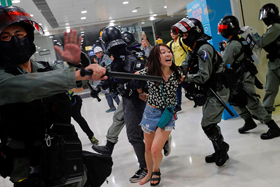 شرطة مكافحة الشغب تحتجز محتجًا معارضًا للحكومة في مركز تجاري في تاي بو بهونج كونج