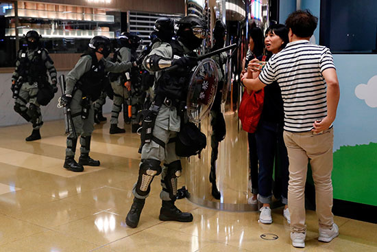 تطلب-شرطة-مكافحة-الشغب-من-المتسوقين-مغادرة-مركز-تجاري-خلال-مظاهرة-مناهضة-للحكومة-في-تايكو-شينغ-بهونج-كونج