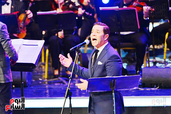 مدحت صالح يبدع مع الغناء بحفل الموسيقى العربية