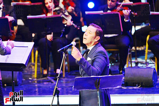 مدحت صالح يغني مجموعة من أروع أغانيه